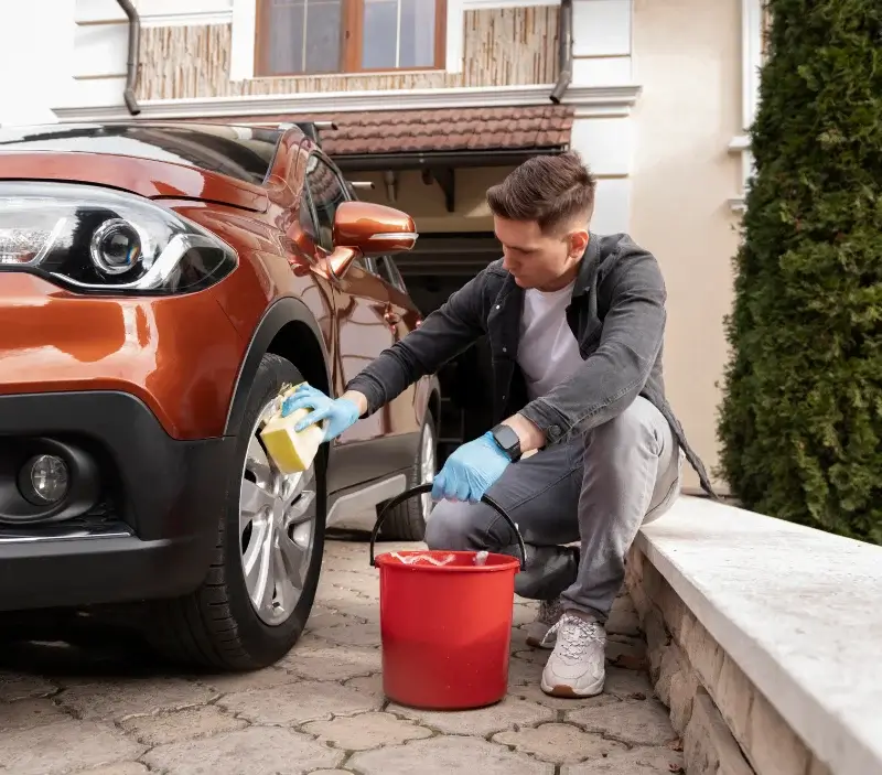 Lavage auto à domicile Castelnaud-la-Chapelle : professionnel intervenant sur un véhicule